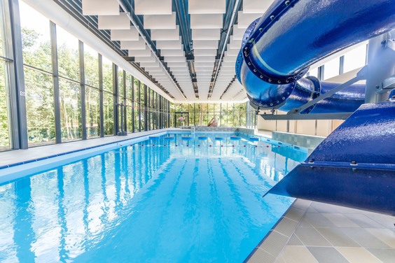 Plaisirs aquatiques dans la piscine á Maastricht
