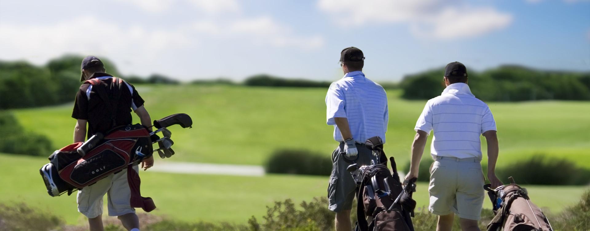 Een balletje slaan op een golfbaan
met prachtig uitzicht