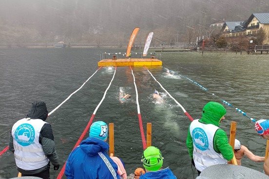 Take part in the ice swimming event in the Hallstättersee
