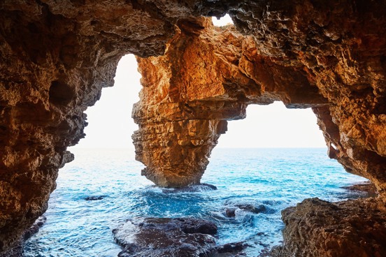 Bezoek een van de vele prachtige grotten aan de Spaanse kust