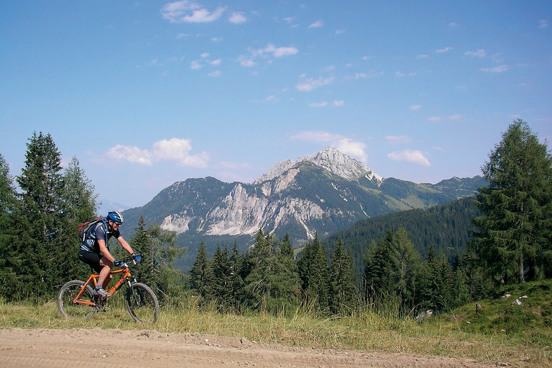 Mountainbiken door de bergen tijdens je vakantie rondom de Hallstättersee