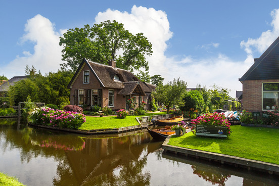 Admire the charming village of Giethoorn