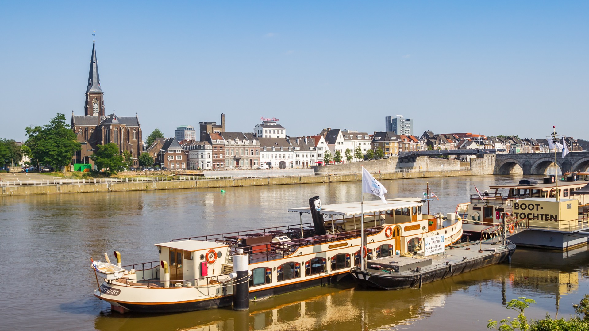 Maak tijdens je verblijf in Maastricht een boottocht over de Maas en geniet van de bourgondische levensstijl