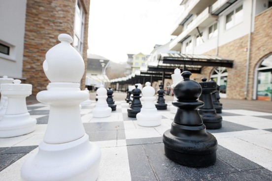 Jugar a las damas, el ajedrez o la petanca en el paseo central