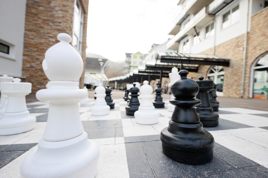 Vergnügt euch beim Damespiel, Schach oder Boule auf der Promenade