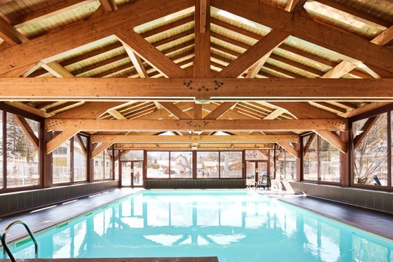 Relax in the heated swimming-pool and wellness facilities