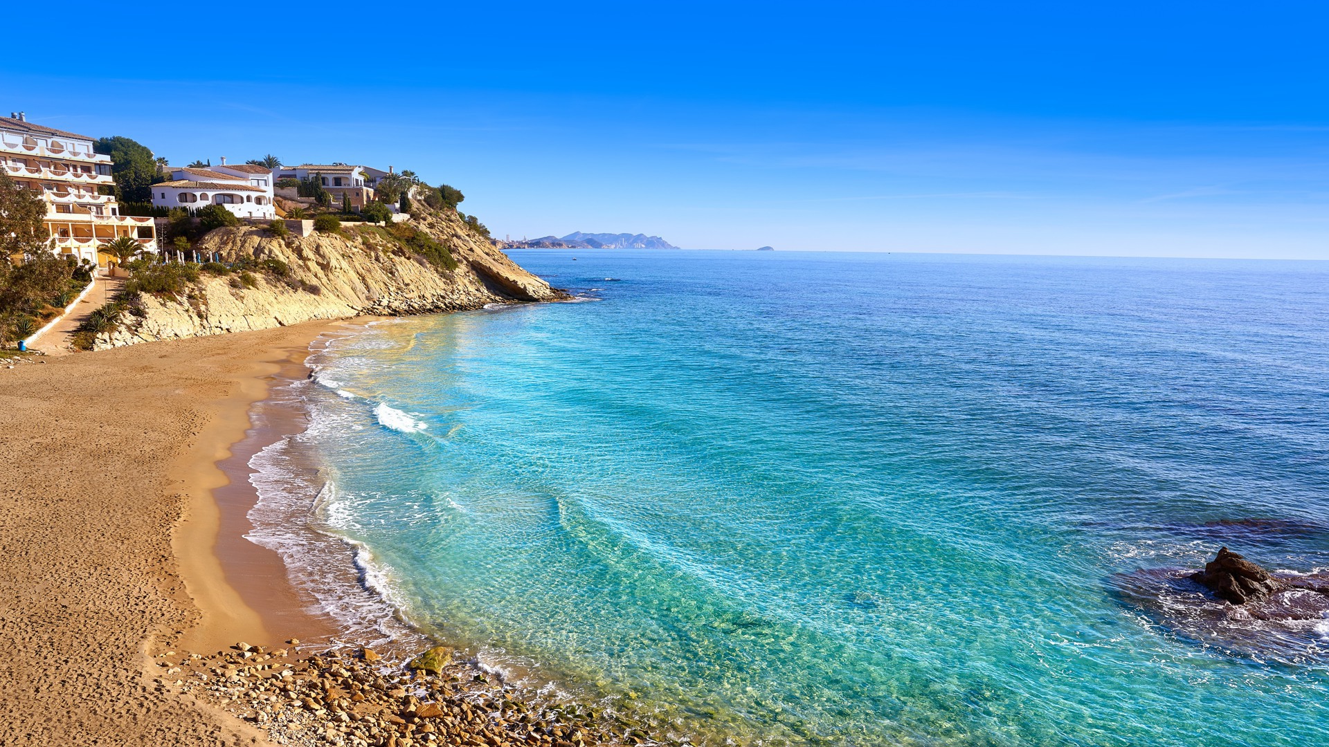 Playa de arena Cala Lanuza: el destino ideal para unas vacaciones de playa