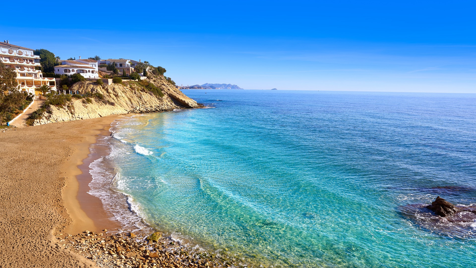 Plage de sable de Cala Lanuza : la destination idéale pour des vacances à la plage