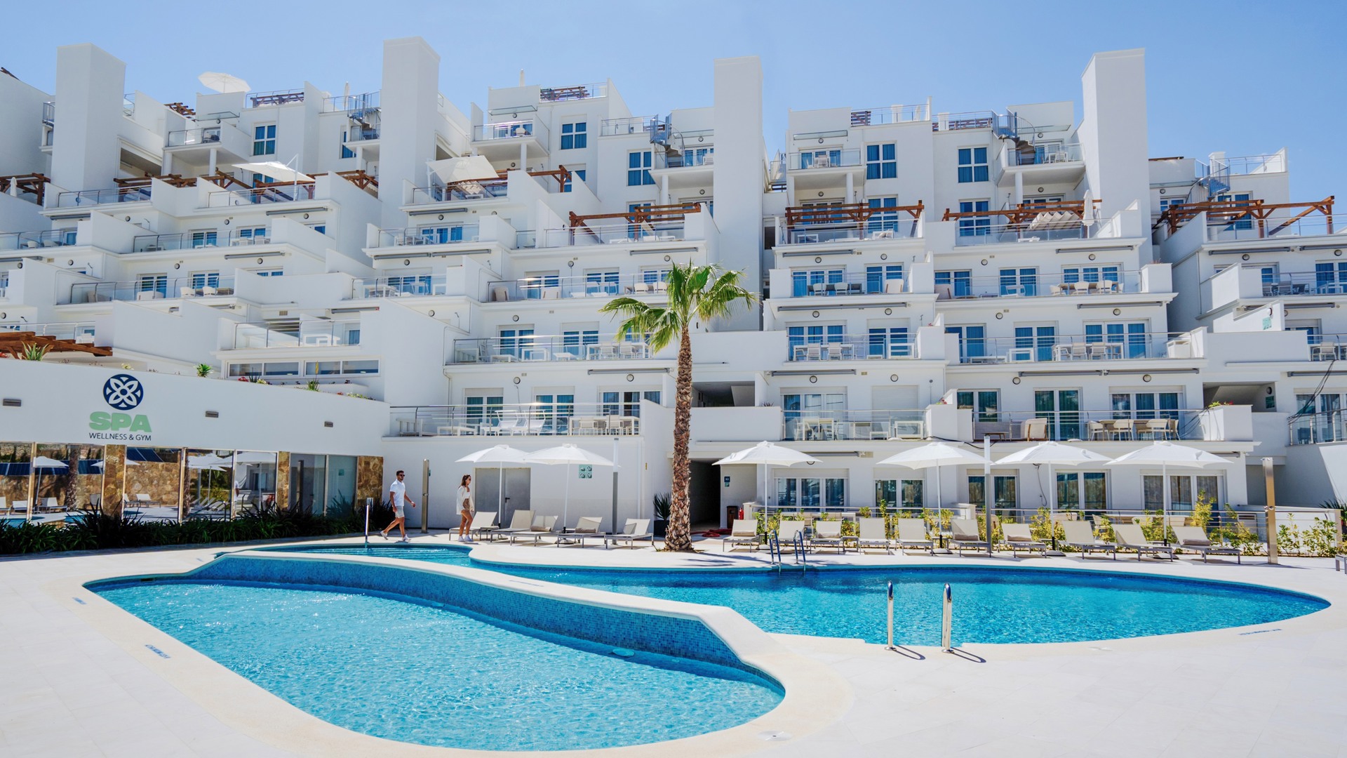 Un chapuzón refrescante en nuestras piscinas exteriores