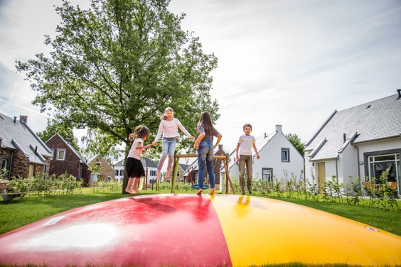 Les enfants jouent dans le Kidskwartier du Dormio Resort Nieuwvliet-Bad