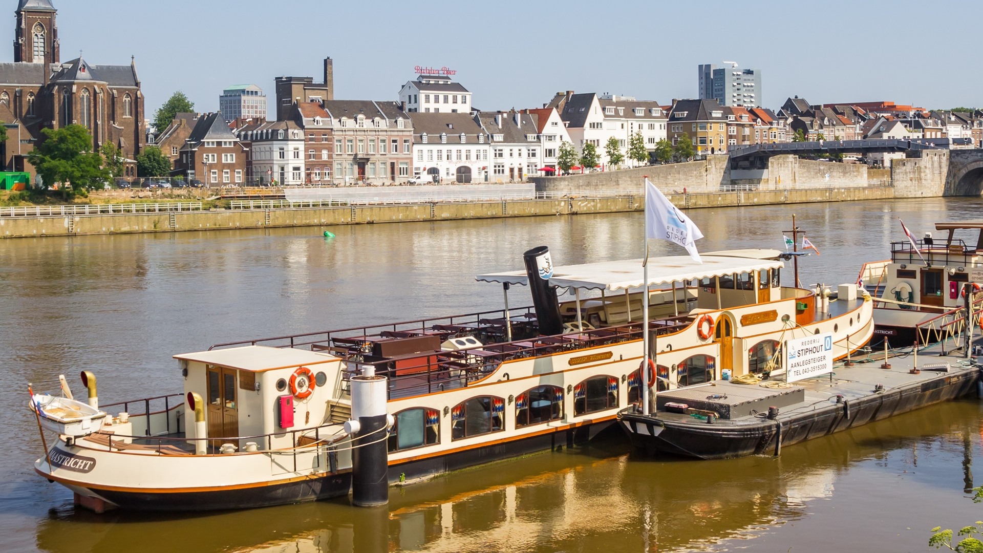 Paseo en barco por el río Maas durante su estancia en el Dormio Hotel De Prins van Oranje