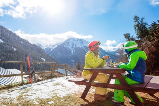 Après-skiën in de Franse Alpen onder de stralende zon tijdens het lente skiën