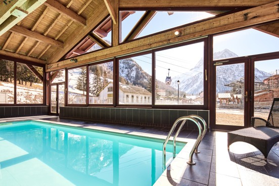 Heated indoor swimming-pool with stunning views