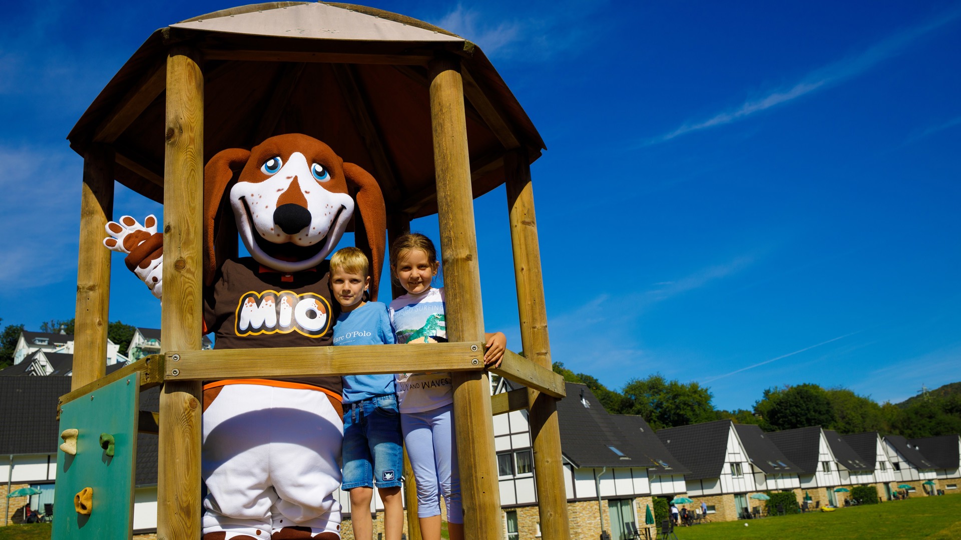 Herumtollen auf dem Spielplatz im Freien