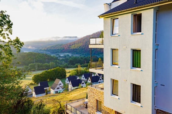 Disfrute de una amplia terraza o balcón con impresionantes vistas al valle de Rur durante sus vacaciones familiares en la región