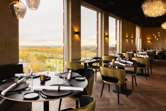 Hoogwaardig en culinair genieten in het restaurant op de 8e verdieping van ons luxe viersterrenhotel in Maastricht