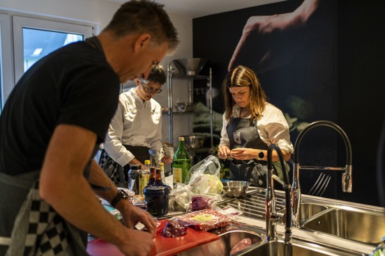 Erleben Sie gemeinsam einen Kochworkshop im Heimbacher Kochstudio