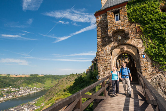 Bezoek de bezienswaardigheden zoals de burchten tijdens je wandeling in de Eifel