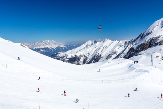 Ski et snowboard sur le domaine skiable de Dachstein-West avec vue sur les alentours