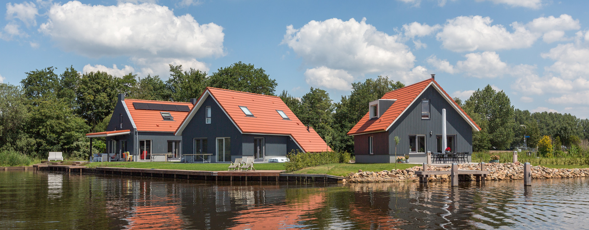 Enjoy a wonderful holiday
by the water in Friesland