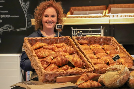 Pains frais et viennoiseries à la boulangerie