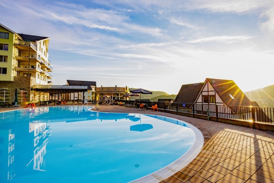 Maak een verfrissende duik in het zwembad op ons resort tijdens je zomervakantie in de Duitse Eifel