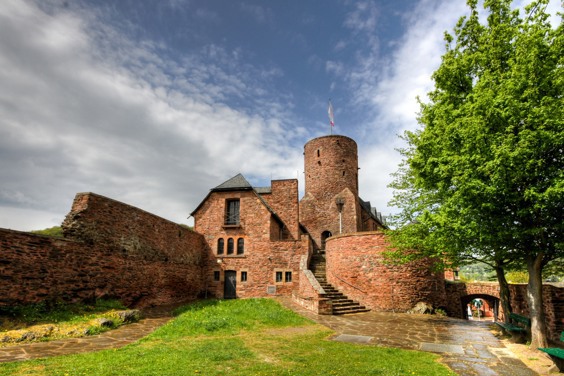 Visitez l'un des plus anciens châteaux de l'Eifel à Heimbach en automne
