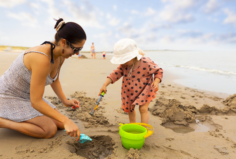 Dormio_Resort_Nieuwvliet_Bad_Surroundings_Child_Playing_On_Beach_001.jpg