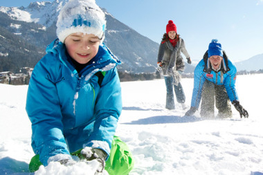 Dormio_Resort_Obertraun_Activities_Family_Playing_Snow_001.jpg