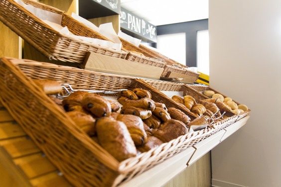 Bereid je eigen ontbijt of haal een vers broodje bij onze bakkerij op Dormio Resort Maastricht