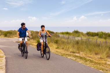 Dormio_Resort_Nieuwvliet_Bad_Surroundings_Couple_On_Bikes_001.jpg