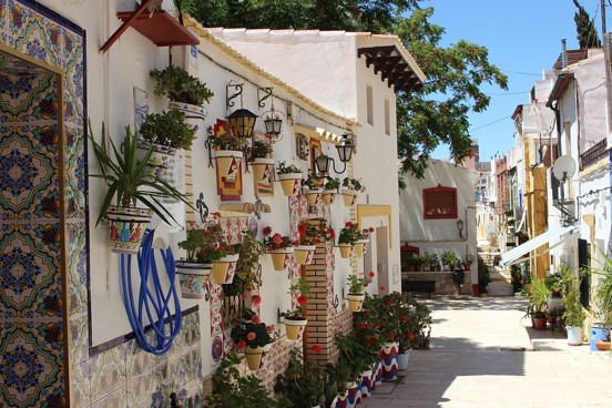 Tip 5: Wandel door de Spaanse straatjes van Barrio Santa Cruz