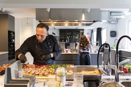 Practica tus dotes culinarias en grupo y aprende en el taller de cocina