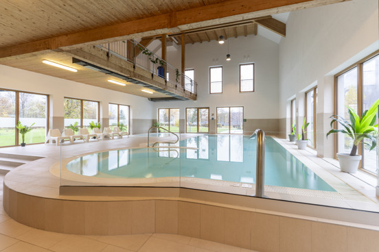 Faites un plongeon dans la piscine couverte du complexe pendant vos vacances à Obertraun, en Autriche