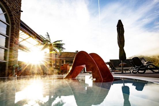 Neem een verfrissende duik in het buitenzwembad op ons resort tijdens je familievakantie