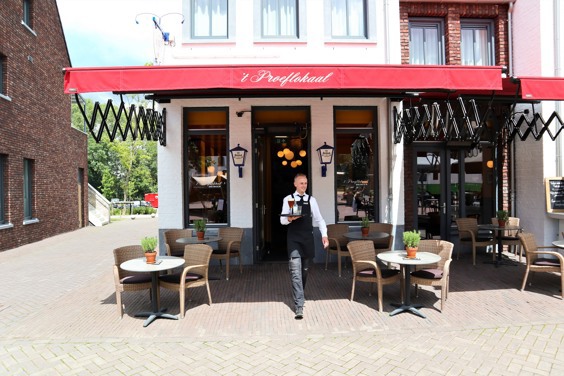 Enjoy a cup of coffee or a drink at ’t Proeflokaal Drinken