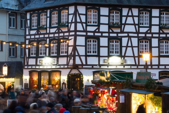 Kerstmarkt in het Eifelstadje Monschau