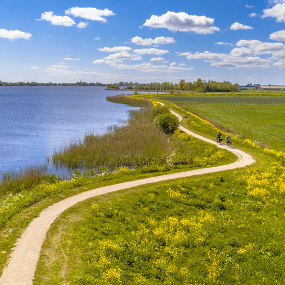 Maak een mooie fietstocht langs de Friese meren