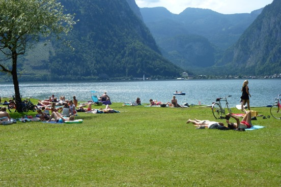 Zwem met het hele gezin in de Hallstättersee direct aan ons resort tijdens je zomervakantie