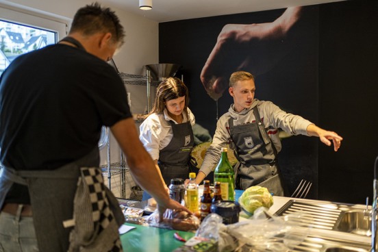 Samenwerken met je collega’s tijdens een kookworkshop in de Eifel
