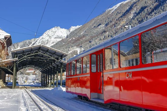 Dar un paseo en la línea de tranvía del Mont Blanc