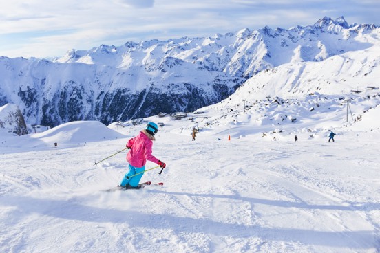 Diversión de esquí para toda la familia durante sus vacaciones de invierno en Obertraun