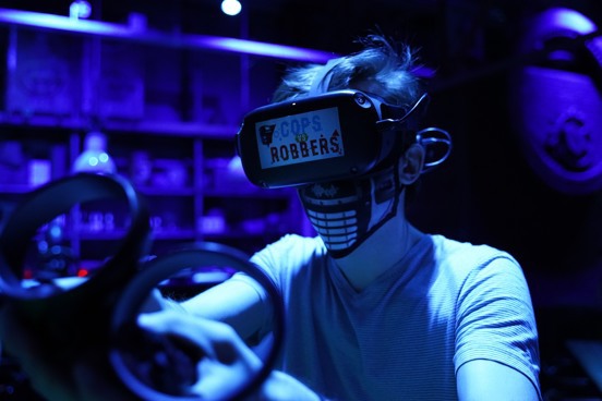 Spielen Sie das VR-Laserspiel mit Kindern oder Erwachsenen
