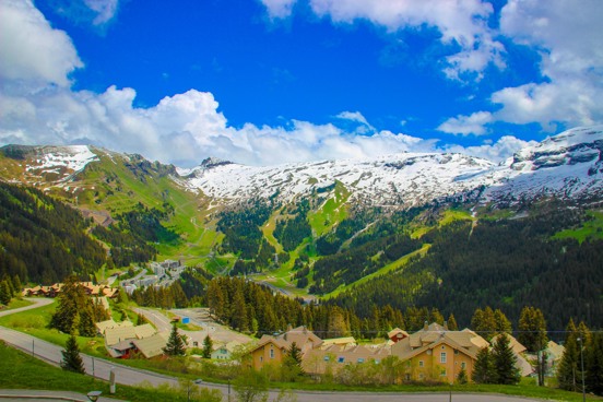 Uitzicht op de groene bergen van Flaine