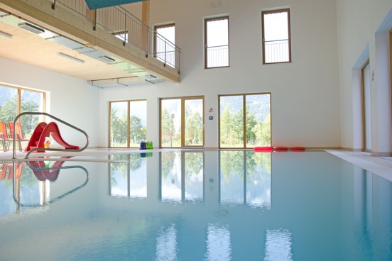 Neem een duik in het binnenzwembad op het resort tijdens je vakantie in Obertraun, Oostenrijk